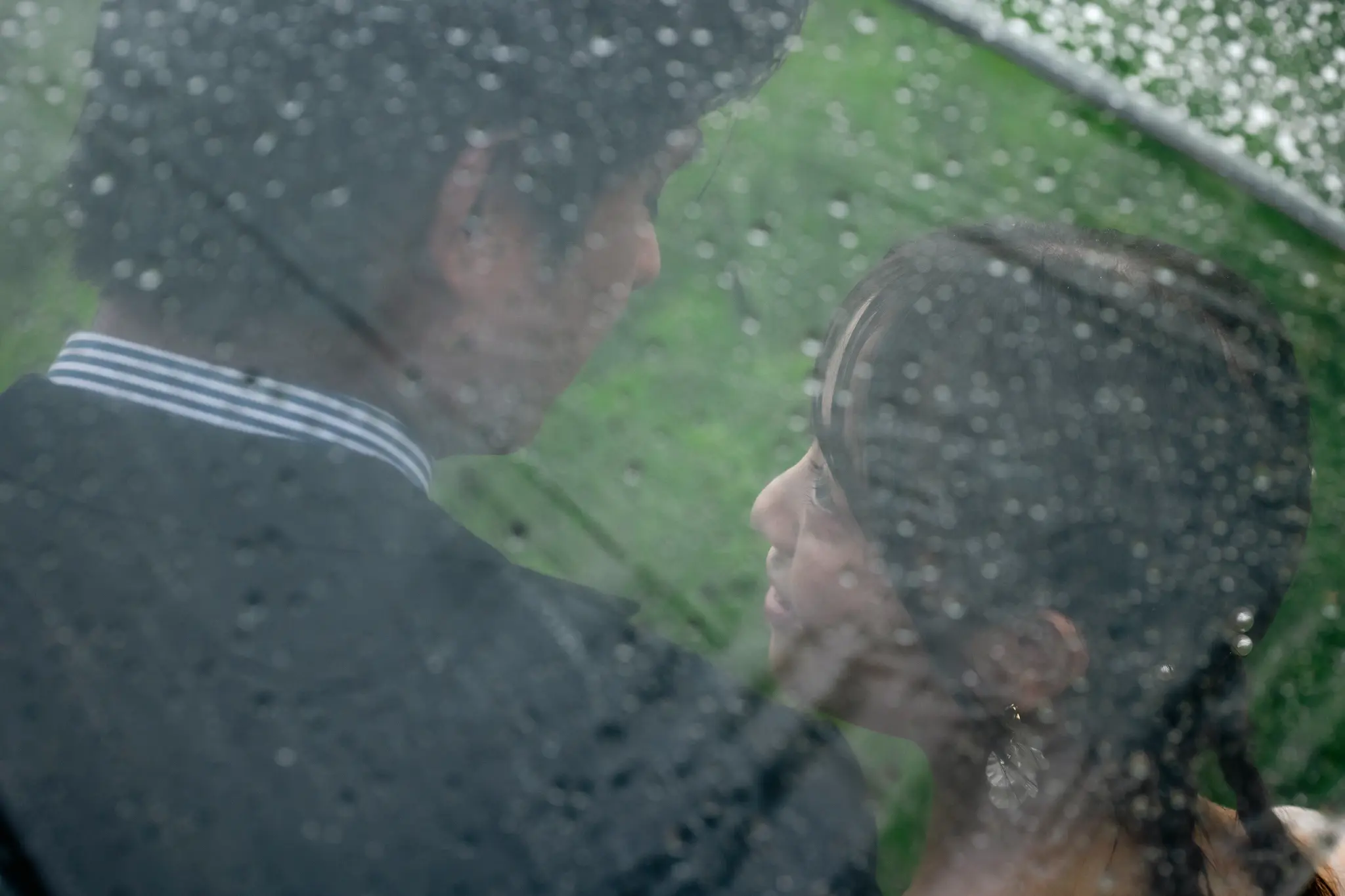 雨の車内で寄り添うふたり