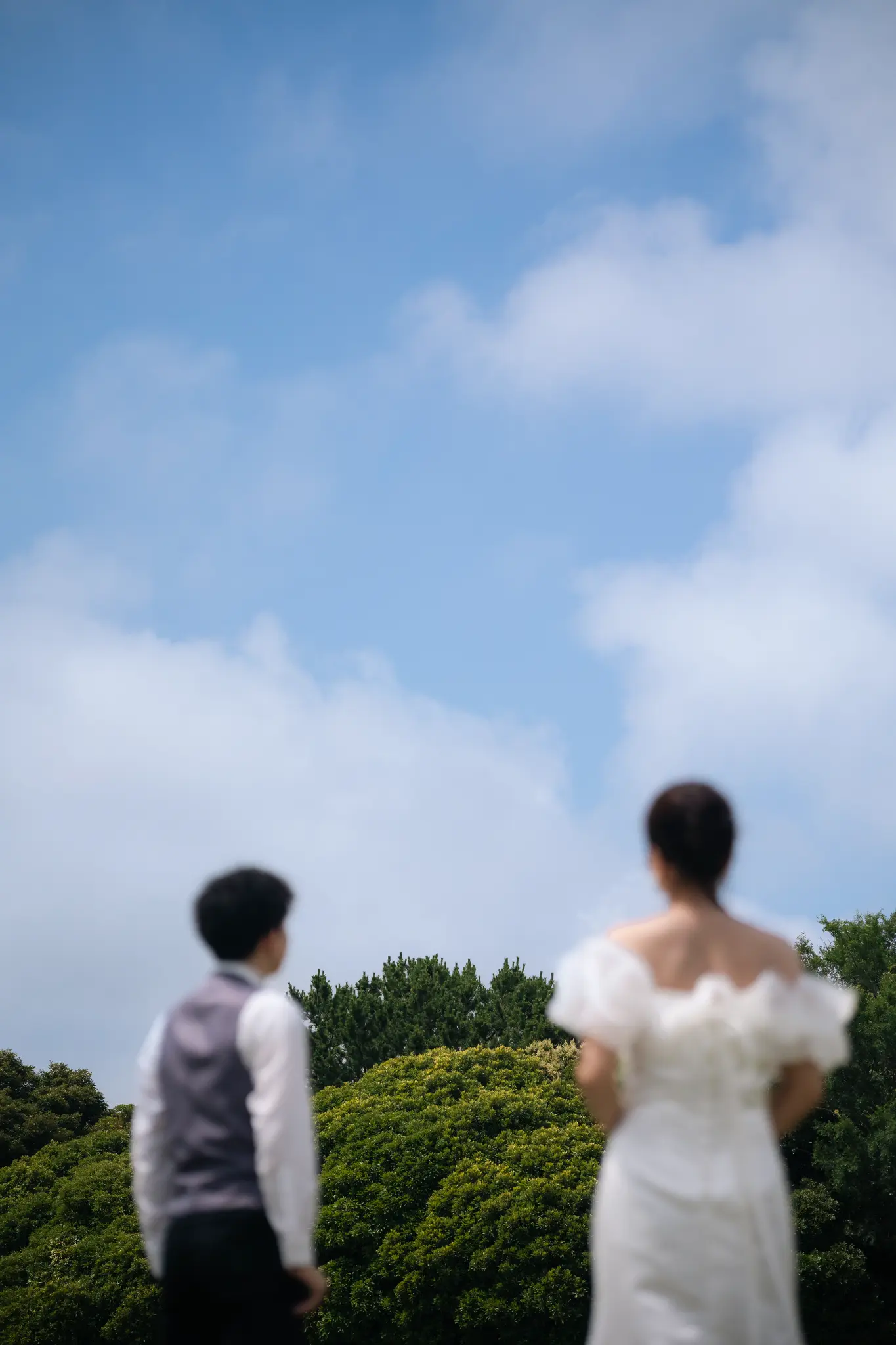 青空の下で立つふたり