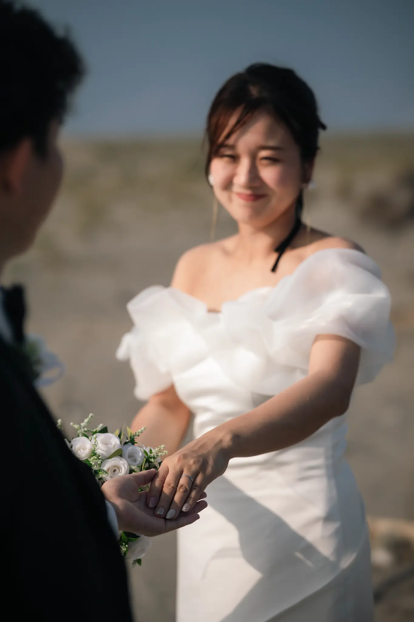 海辺で手を差し出す花嫁
