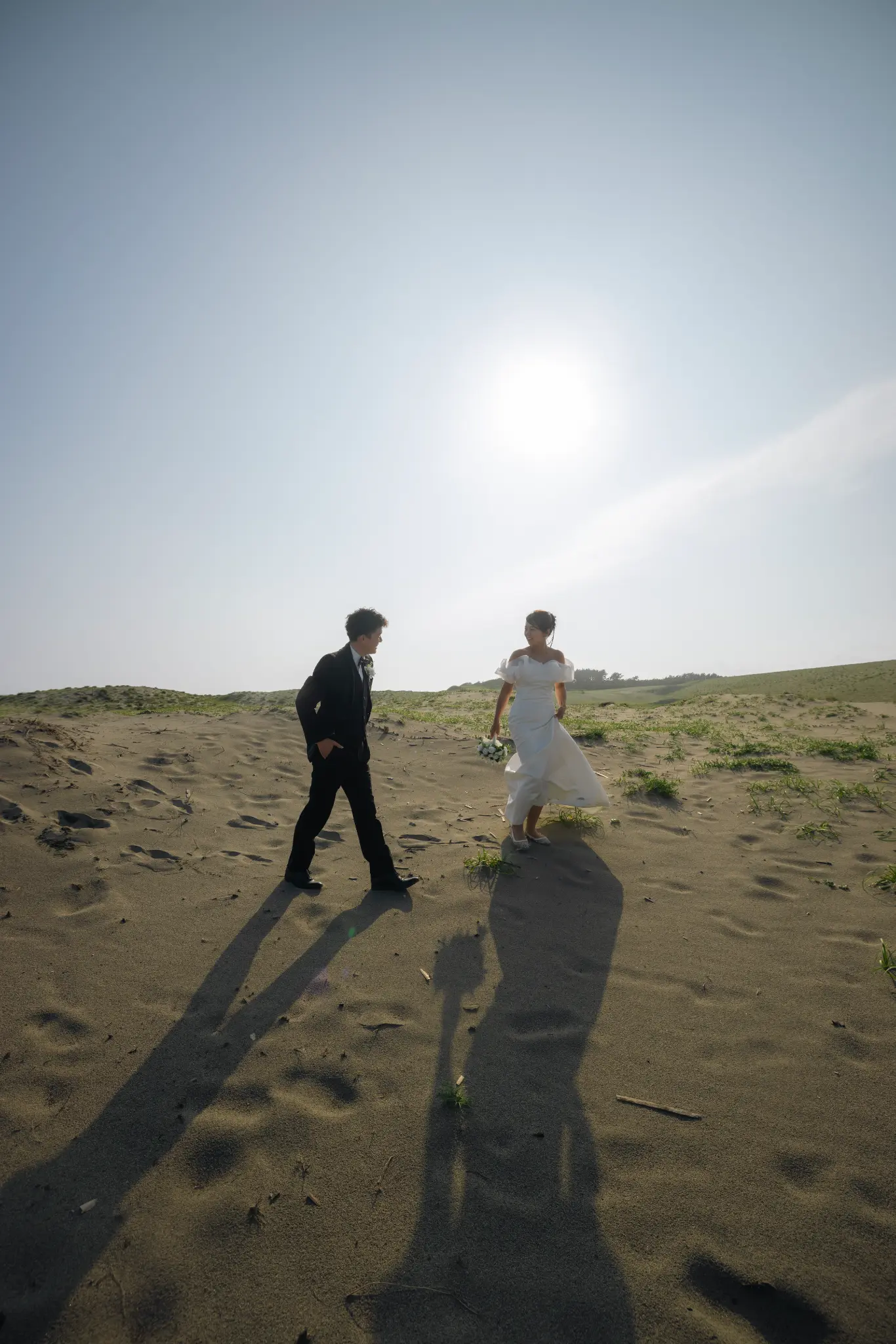 砂浜を歩くふたり